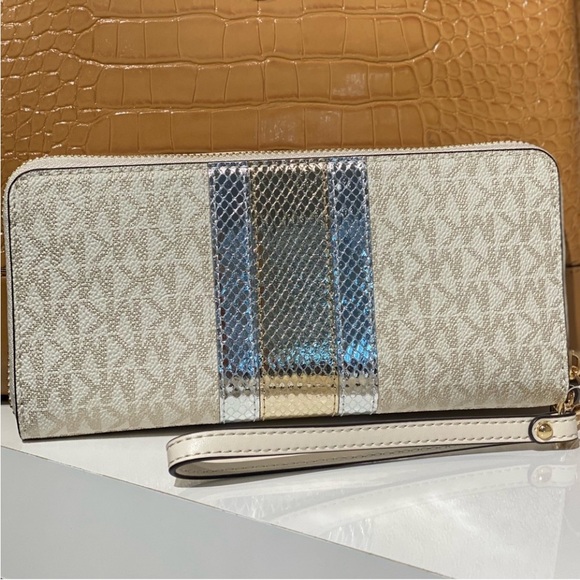Michael Kors Jet Set
Travel Large Signature
Logo and Metallic Continental Wallet - Picture 5 of 13